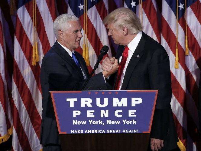 Tổng thống Mỹ đắc cử Donald Trump (phải) và Phó tổng thống đắc cử Mike Pence trong đêm công bố kết quả - Ảnh: Reuters