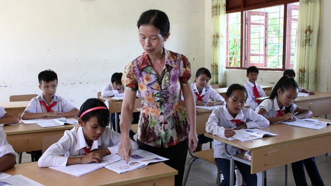 Cô Nguyễn Thị Hợi - một trong 42 gương thầy cô nhận giải thưởng “Chia sẻ cùng thầy cô” năm 2016 trong giờ giảng bài trên lớp tại Trường PTCS Bản Sen, xã Bản Sen, huyện Vân Đồn, tỉnh Quảng Ninh - Ảnh: BTC cung cấp