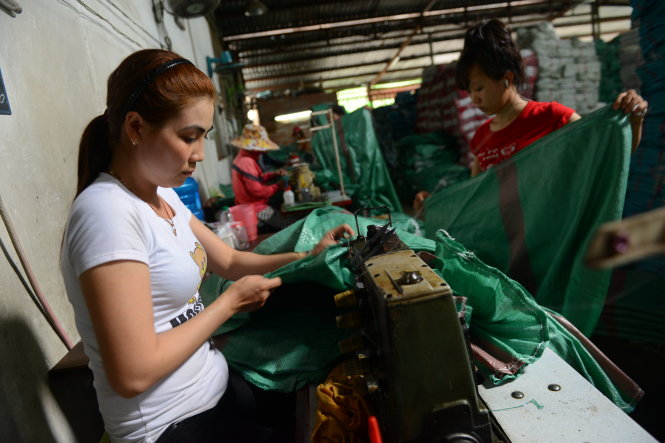 Công nhân sản xuất hàng nhựa tại Công ty Vĩnh Lộc Phát, huyện Bình Chánh, TP.HCM -QUANG ĐỊNH