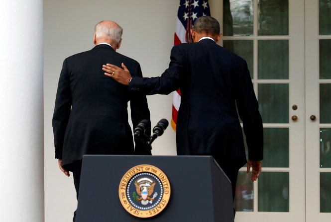 Tổng thống Obama (phải) dìu Phó tổng thống Joe Biden vào Nhà Trắng sau bài phát biểu với báo chí tại Vườn Hồng ngày 9-11 - Ảnh: Reuters