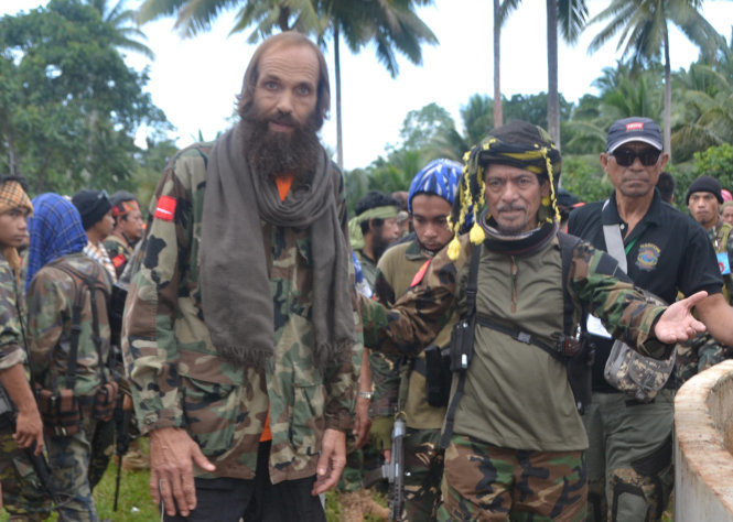 Ông Nur Misuari (phải), thủ lĩnh của Mặt trận giải phóng dân tộc Moro (MNLF), hộ tống công dân Kjartan Sekkingstad người Na Uy sau khi ông này được giải thoát khỏi lực lượng Abu Sayyaf tại Jolo, Sulu, miền nam Philippines ngày 18-9-2016 - Ảnh: Reuters