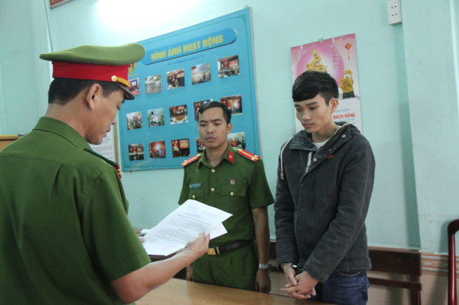 Cơ quan cảnh sát điều tra công an thành phố Đà Nẵng tống đạt quyết định khởi tố bị can, tạm giam 4 tháng đối với Nguyễn Hùng Dương - Ảnh: ĐOÀN CƯỜNG