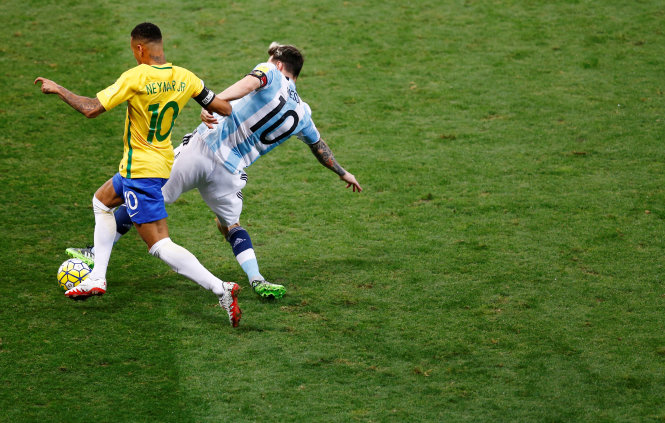 Messi (phải) và Neymar tranh bóng. ẢNh: REUTERS