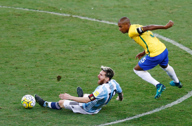 Messi (trái) gặp khó khăn trước hàng phòng ngự của Brazil. Ảnh: REUTERS