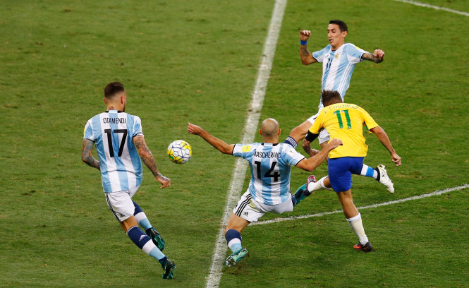 Cú dứt điểm ghi bàn của Coutinho. Ảnh: REUTERS