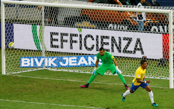 Paulinho ăn mừng bàn thắng vào lưới Argentina. Ảnh: REUTERS