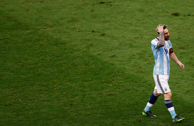 Messi và đội tuyển Argentina lâm nguy sau trận thua Brazil. Ảnh: REUTERS