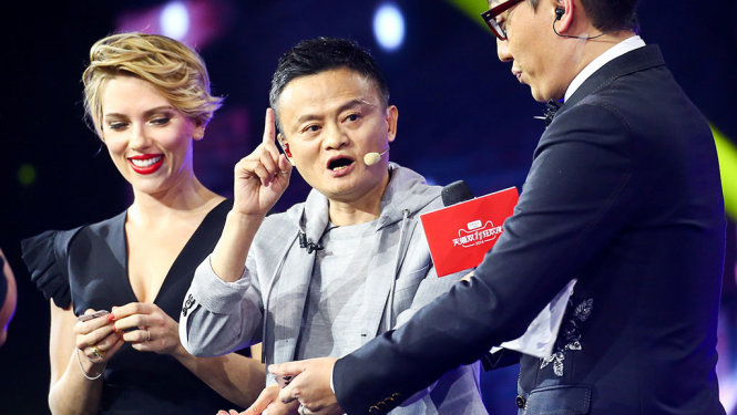 Giám đốc điều hành Jack Ma (giữa) của hãng Alibaba - Ảnh: REUTERS