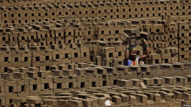 Một phụ nữ làm việc khuân vác gạch tại Karjat, Ấn Độ (ảnh chụp ngày 10-3-2016) - Ảnh: Reuters