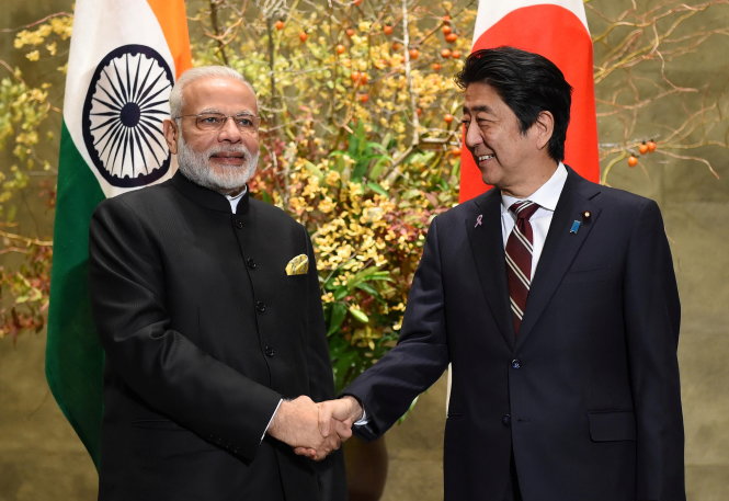 Thủ tướng Nhật Shinzo Abe (phải) tiếp người đồng cấp Ấn Độ Narendra Modi tại Tokyo ngày 11-11. Hai lãnh đạo cho rằng mối quan hệ bền vững sẽ cho phép 2 quốc gia góp phần vào sự ổn định tại khu vực châu Á - Ảnh: Reuters