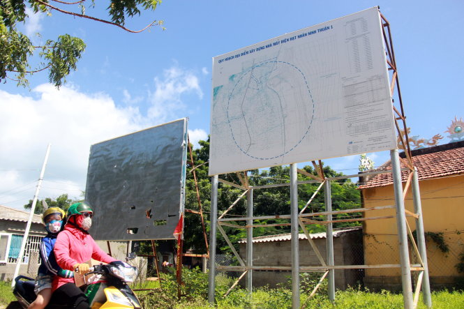 Bảng thông tin Nhà máy điện hạt nhân Ninh Thuận 1 tại xã Phước Dinh, huyện Thuận Nam, Ninh Thuận đã bong tróc, mờ chữ - Ảnh: TRUNG TÂN