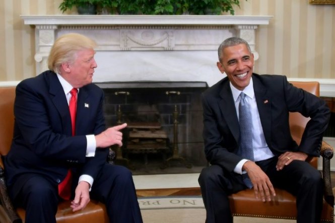 Tổng thống Barack Obama gặp gỡ tổng thống đắc cử Donald Trump trong Phòng Bầu dục tại Nhà Trắng ngày 10-11-2016 tại Washington, DC - Ảnh: AFP