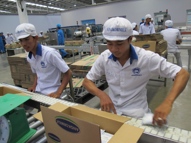 Sản xuất sữa tại nhà máy sữa Angkor Milk (Campuchia) có vốn đầu tư 23 triệu USD, trong đó Vinamilk giữ 51% vốn góp. Ảnh: Ánh Hồng