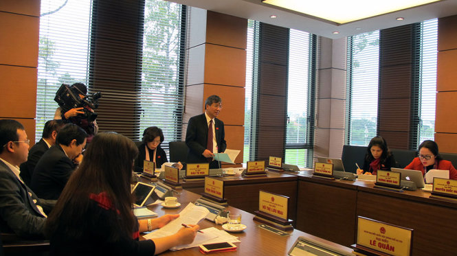 Các đại biểu đoàn Hà Nội thảo luận tại tổ sáng 11-11 về dự án Luật đường sắt Ảnh: Đ.BÌNH
