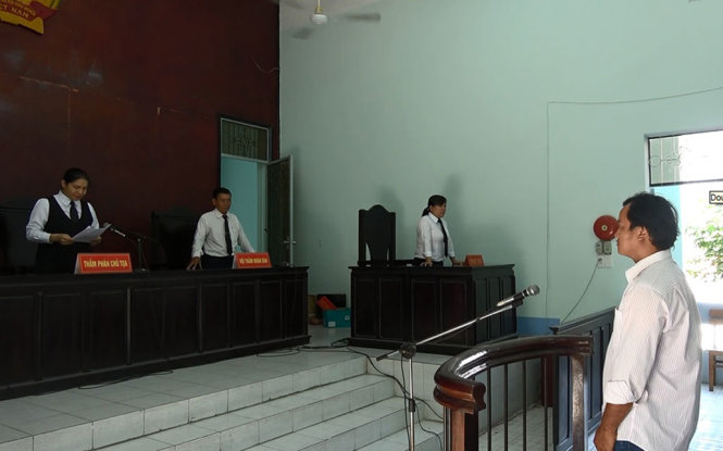 Tài xế Ngô Tấn Thảo nghe tuyên án ngày 11-11-2016 - Ảnh: BÁ SƠN