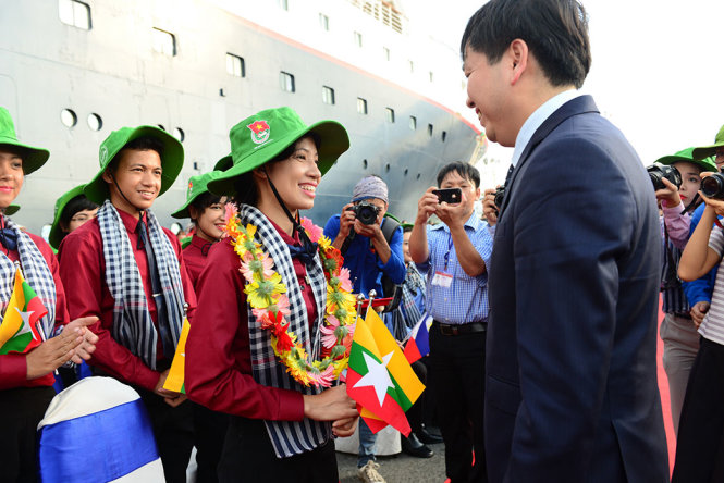 Anh Nguyễn Long Hải - bí thư Trung ương Đoàn tặng hoa cho trưởng đoàn đại biểu các nước tham dự tàu thanh niên - Ảnh: QUANG ĐỊNH