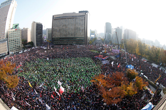Hôm nay là cuộc biểu tình quy mô lớn thứ 3 hàng tuần phản đối tổng thống Hàn Quốc tại Seoul - Ảnh: Reuters