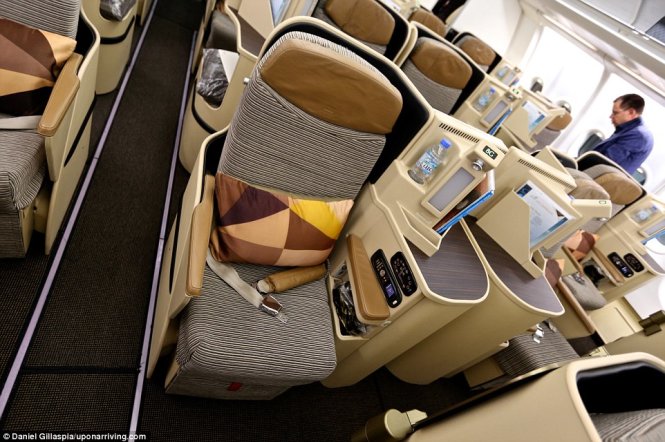 Trên khoang thương gia của hãng bay Etihad, ghế ngồi có máy mát xa gắn kèm - Ảnh: Daniel Gillaspia/Uponarriving.com