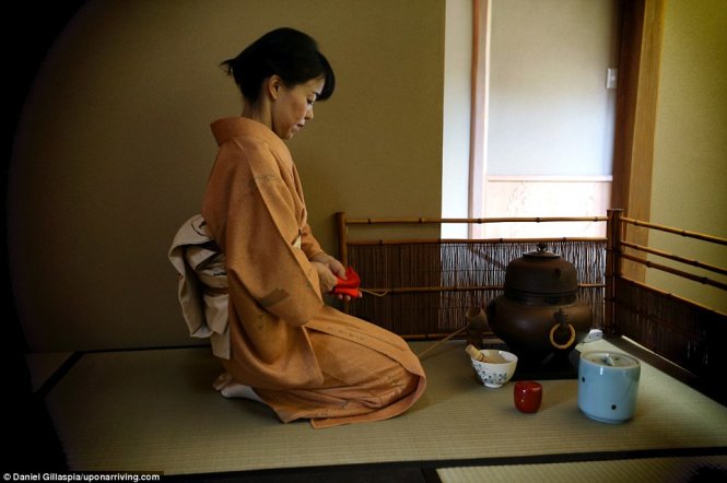 Họ chi tiền tiết kiệm được thưởng thức nghệ thuật trà đạo ở Nhật Bản - Ảnh: Daniel Gillaspia/Uponarriving.com