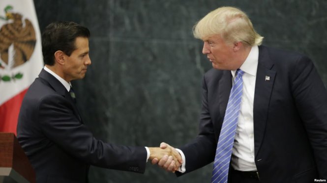 Ngày 31-8, Donald Trump có chuyến thăm chớp nhoáng đến Mexico theo lời mời của Tổng thống Mexico Enrique Peña Nieto. Rất nhiều người dân Mexico đã xuống đường biểu tình phản đối cuộc viếng thăm. Lúc trở về, Trump nói Mexico sẽ chi trả việc xây bức tường. Một tuần sau, ngày 6-9, ông Nieto đã chấp nhận đơn từ chức của Bộ trưởng Tài chính Luis Videgaray, đây là nhân vật được cho là có liên quan việc sắp xếp để Trump viếng thăm nước này