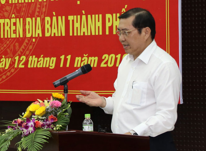 Chủ tịch UBND TP Đà Nẵng Huỳnh Đức Thơ nói từ nay các ngành, địa phương hãy bỏ cái thói báo cáo láo chạy theo thành tích - Ảnh: HỮU KHÁ