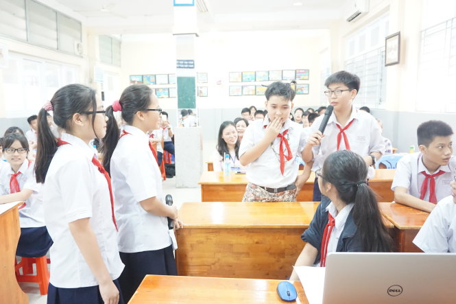 Các học sinh lớp 8A15 Trường THCS Trần Văn Ơn giao tiếp với nhau bằng tiếng Anh trong chuyên đề “Tình bạn” - Ảnh: Mỹ Dung