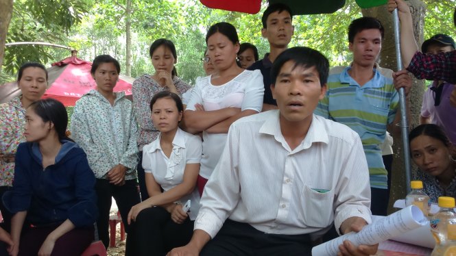 Các giáo viên tiểu học, THCS ở huyện Vĩnh Lộc (Thanh Hóa) vừa bị UBND huyện chấm dứt hợp đồng từ tháng 6-2016 do dôi dư giáo viên - Ảnh: HÀ ĐỒNG