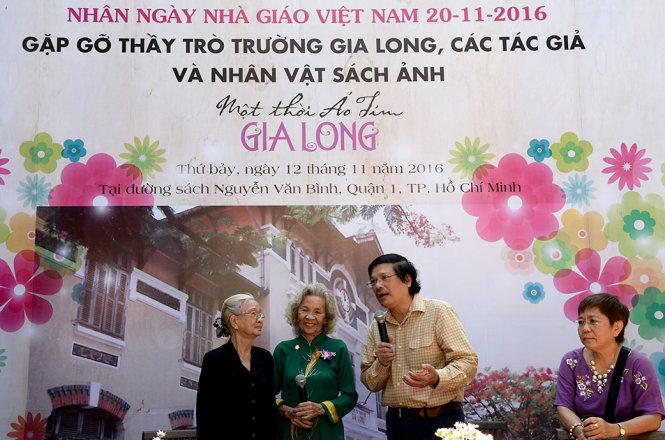 Cô Bình Minh, cựu giáo viên (thứ hai từ trái sang) và các học sinh trường Gia Long ôn lại những kỷ niệm  “một thời áo tím Gia Long” - Ảnh: TỰ TRUNG