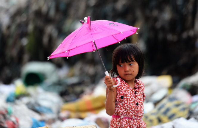Cây dù nhặt được từ bãi rác là phương tiện để Trân che nắng che mưa