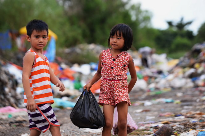 Hằng ngày hai em Minh Nhật và Trân ra bãi rác phụ gia đình lượm phế liệu