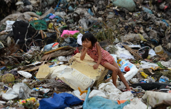 Bé Trân nghỉ mệt giữa bãi rác khổng lồ là nơi chứa rác lớn nhất của toàn đảo ngọc Phú Quốc