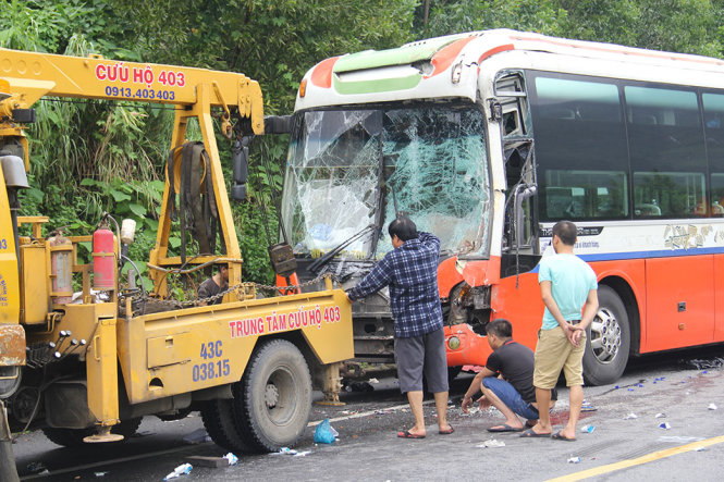 Một xe bị hư hỏng nặng trong vụ tai nạn thứ 2 trên đường dẫn vào hầm Hải Vân- Ảnh: TRƯỜNG TRUNG