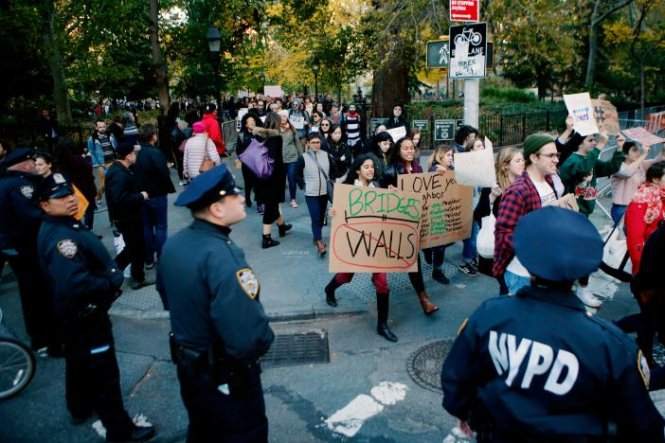 Cảnh sát New York đang giữ trật tự trong bối cảnh những người biểu tình phản đối ông Trump tại khu Manhattan ở New York, Mỹ - Ảnh: Reuters