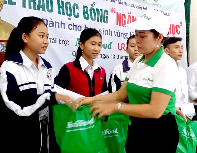 Đại diện Công ty CP thực phẩm dinh dưỡng Nutifood  tại Quảng Trị trao quà c ho học sinh vùng lũ huyện Cam Lộ - Ảnh: M.TỰ



Ảnh: M. Tự