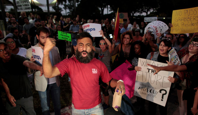 Một người ủng hộ ông Trump cự cãi với đám đông biểu tình ở Miami ngày 11-11 - Ảnh: Reuters