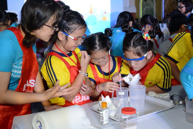 Học sinh Trường tiểu học Tân Quy thí nghiệm về hệ thống lọc nước đơn giản - Ảnh: T.T.D.