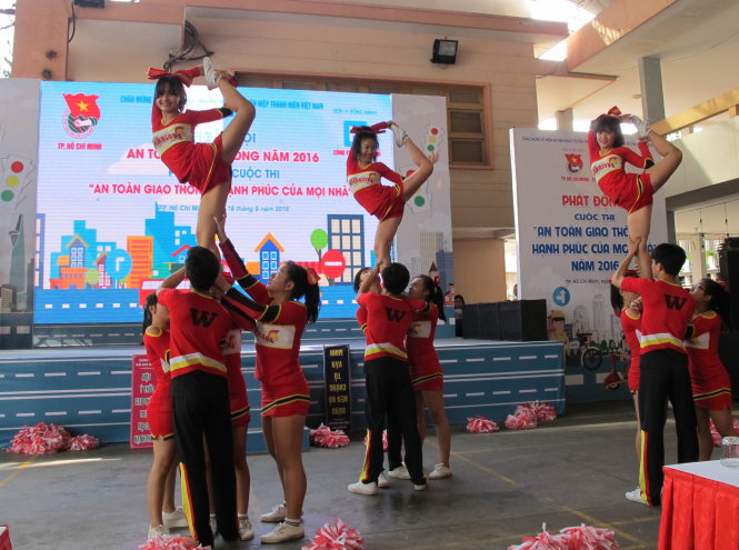 Màn biểu diễn của CLB nhảy múa hiện đại Trường THPT Trần Khai Nguyên, Q.5, TP.HCM - Ảnh: K.ANH