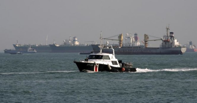 Tuần duyên Singapore tuần tra tuyến đường hàng hải gần eo biển Malacca - Ảnh: Reuters