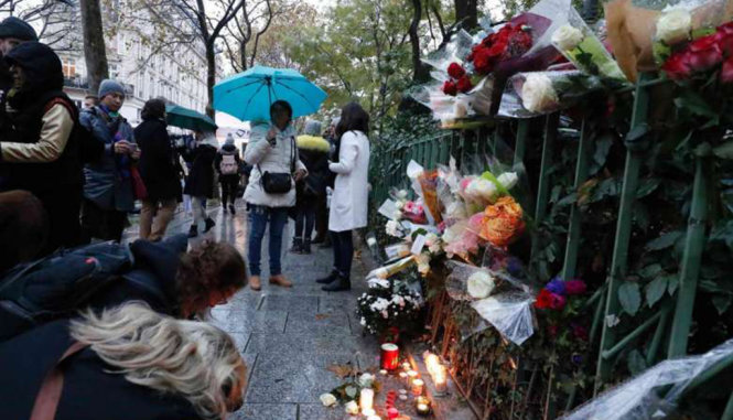 Người dân Paris đặt vòng hoa tưởng niệm bên ngoài nhà hát Bataclan trong ngày 12-11 - Ảnh: AFP
