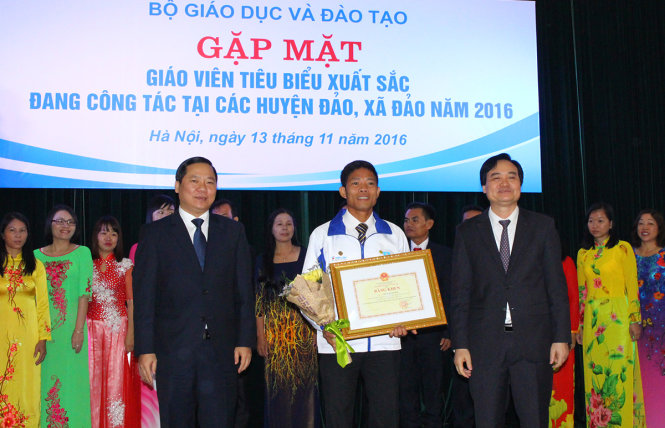 Bộ trưởng Bộ GD-ĐT Phùng Xuân Nhạ cùng Bí thư Trung ương Đoàn TNCS Hồ Chí Minh Nguyễn Phi Long trao tặng hoa và bằng khen cho các thầy, cô giáo - Ảnh: HÀ THANH