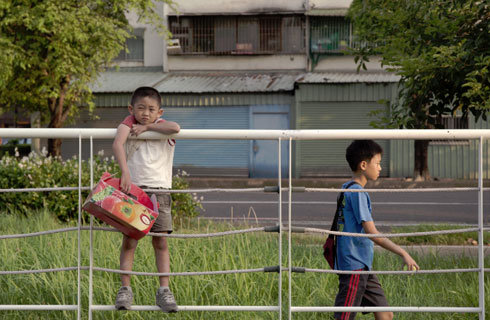Cảnh trong phim Xiao Hsiang Xiao Yi của đạo diễn Zi-En WU là sự quan sát lặng lẽ cuộc sống qua góc nhìn của hai đứa trẻ - Ảnh: Gặp gỡ mùa thu