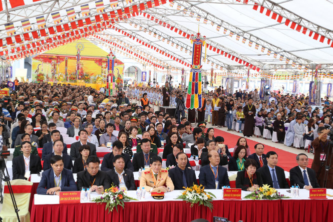 Đại lễ cầu siêu cho các nạn nhân tử vong vì TNGT sáng 13-11 với sự tham gia của 10.000 đại biểu, tăng ni, phật tử và người dân - Ảnh: Nguyễn Hưng