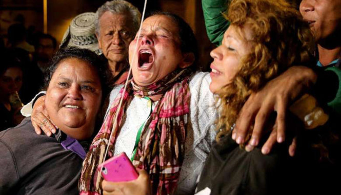 Người dân Colombia vui mừng khi chính phủ và FARC đạt thỏa thuận ngừng bắn mới trong ngày 12-11 - Ảnh: Reuters