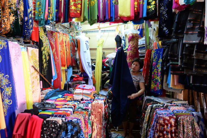 Một sạp kinh doanh vải chuẩn bị chuyển sang chợ tạm - Ảnh: Hữu Khoa