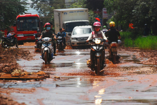 Người dân khổ sở trên con đường qua xã Ea Wy - Ảnh: B.D