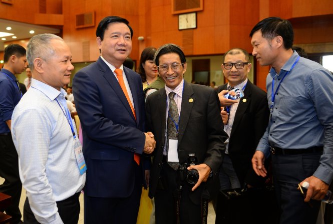 Lãnh đạo TP.HCM gặp gỡ kiều bào trong buổi bế mạc hội nghị người Việt Nam ở nước ngoài trên toàn thế giới - Ảnh: THUẬN THÁNG