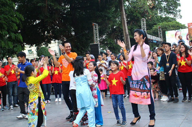 Hai đại sứ của chương trình là Hoa hậu Ngọc Hân và MC Phan Anh vui vẻ nhảy cùng các em nhỏ - Ảnh: HÀ THANH