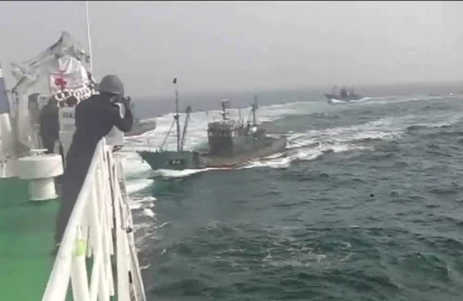 Một chiếc tàu cá Trung Quốc cố lao vào tàu tuần tra Hàn Quốc khi bị bắn - Ảnh từ clip