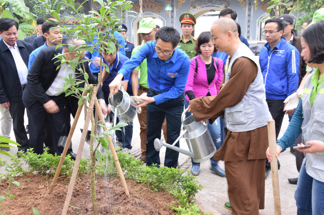 Thủ tướng Vũ Đức Đam tham gia trồng cây, nhặt rác làm sạch môi trường cùng các bạn trẻ trong chiến dịch “Tử tế với môi trường” ngày 13-11 - Ảnh: Ban tổ chức