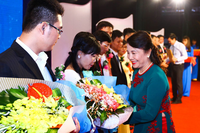 Bà Lê Thị Nghĩa, thứ trưởng Bộ GD&ĐT tặng hoa cho các tác giả lọt vào vòng chung kết giải thưởng 
